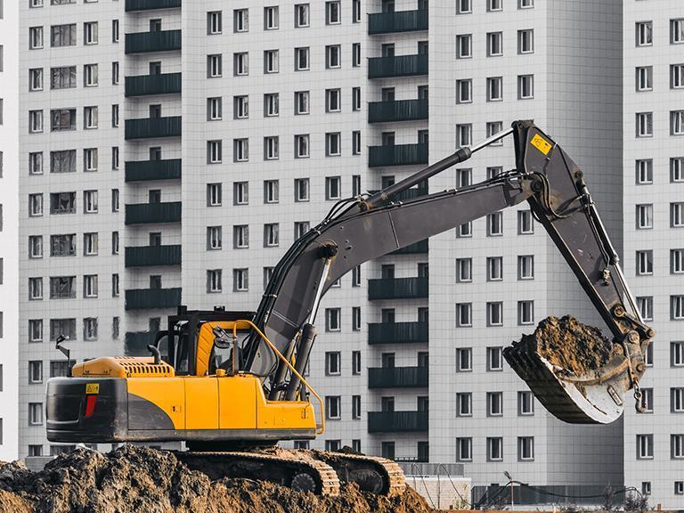 ładowarka robiąca wykop pod fundamenty